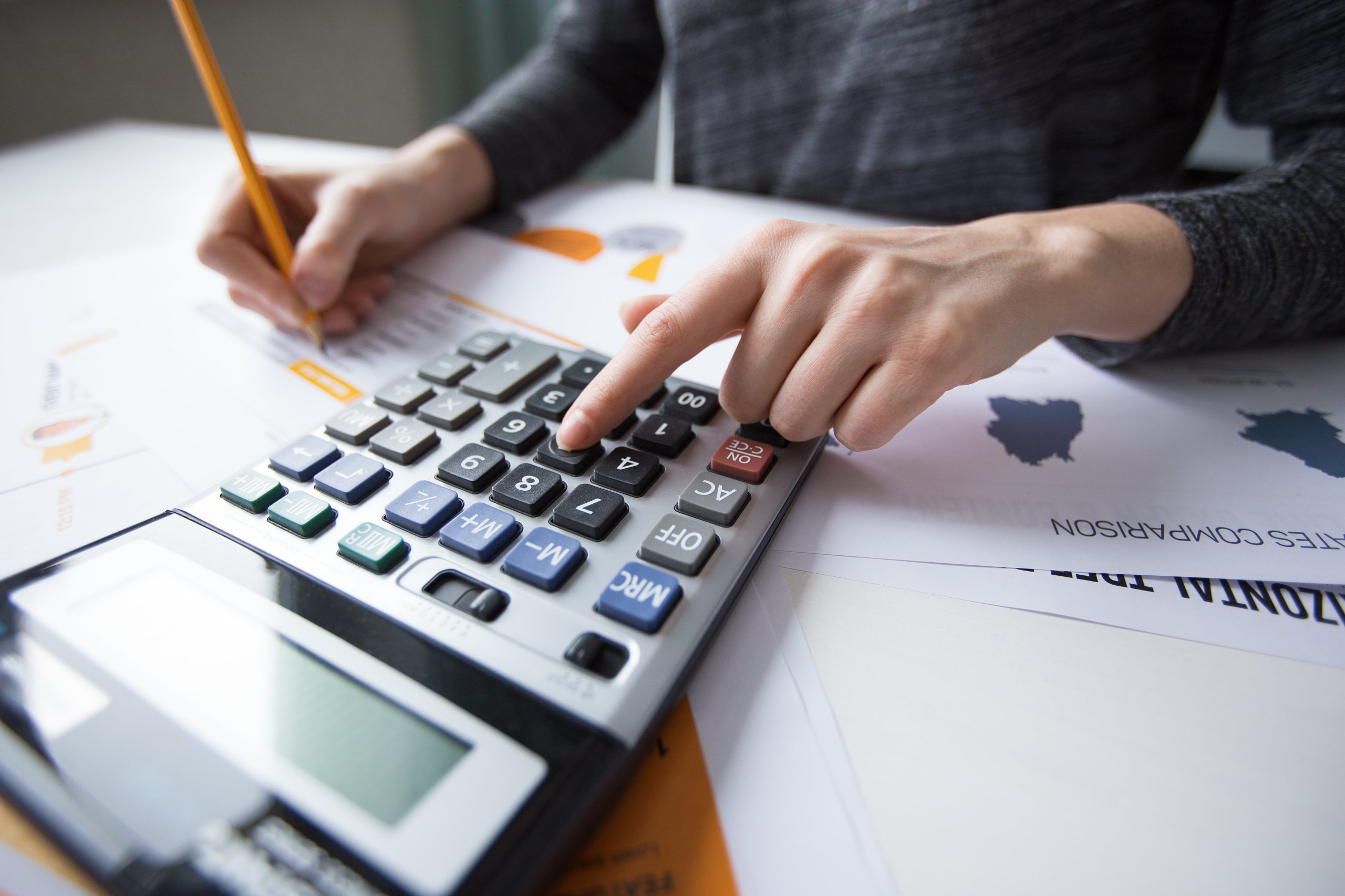 close-up-female-hand-counting-with-calculator-min